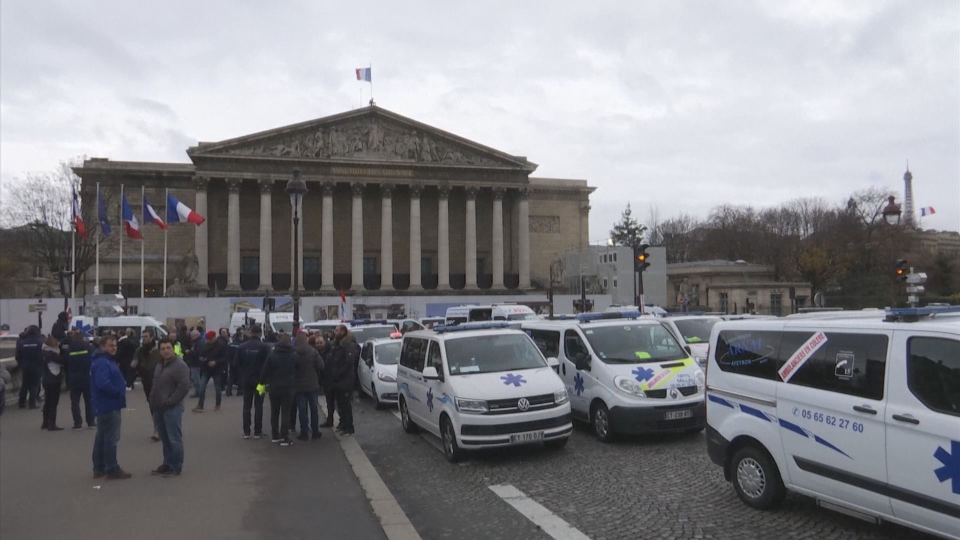 法國一批救護員加入示威行列