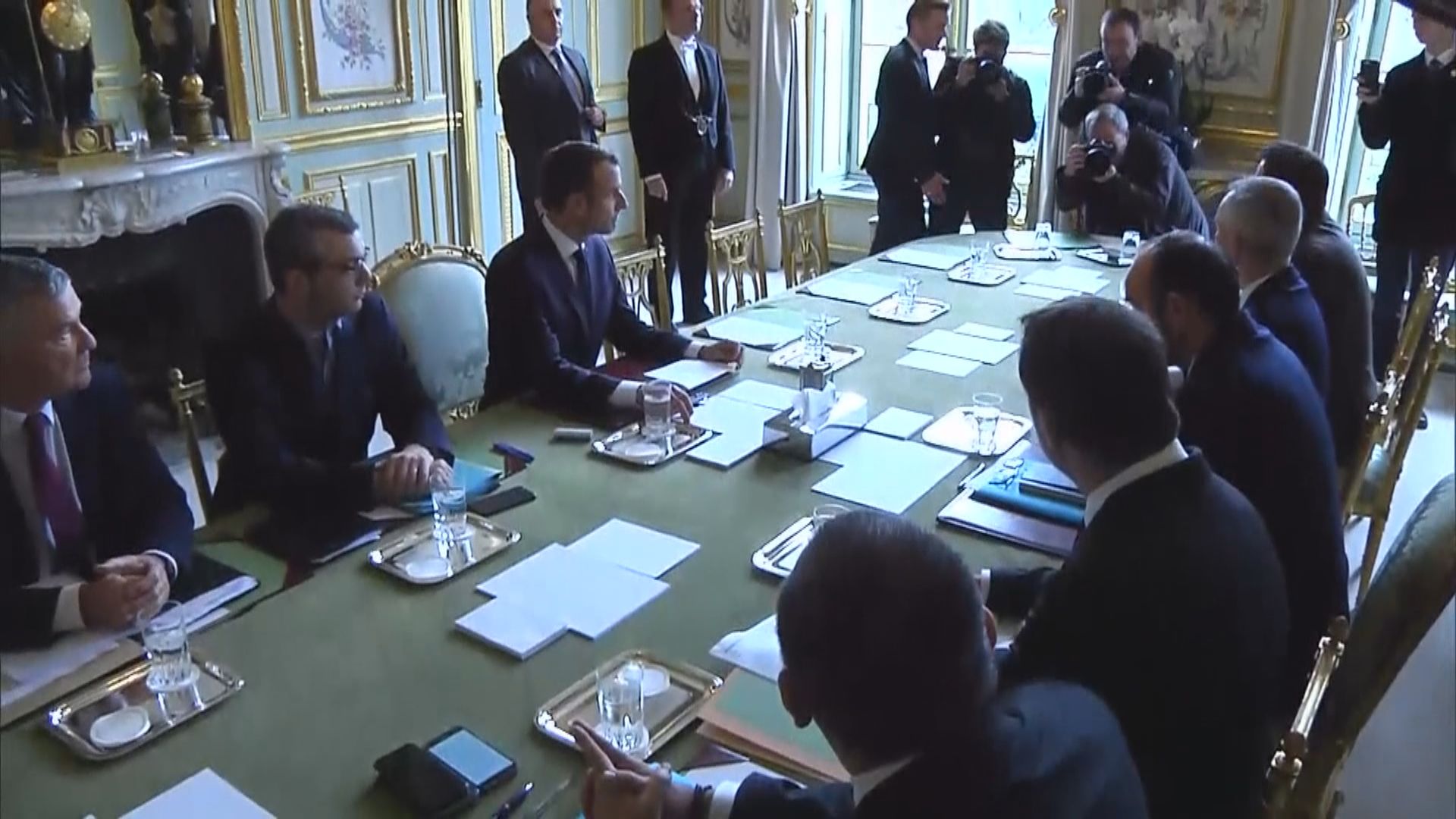 消息指法國政府將擱置增加燃油稅