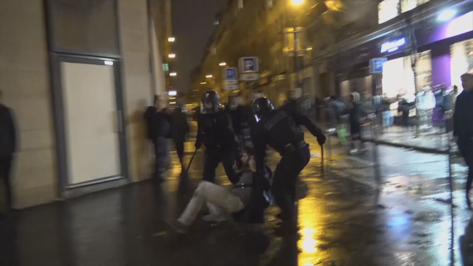 法國示威再起衝突　逾千人被拘留