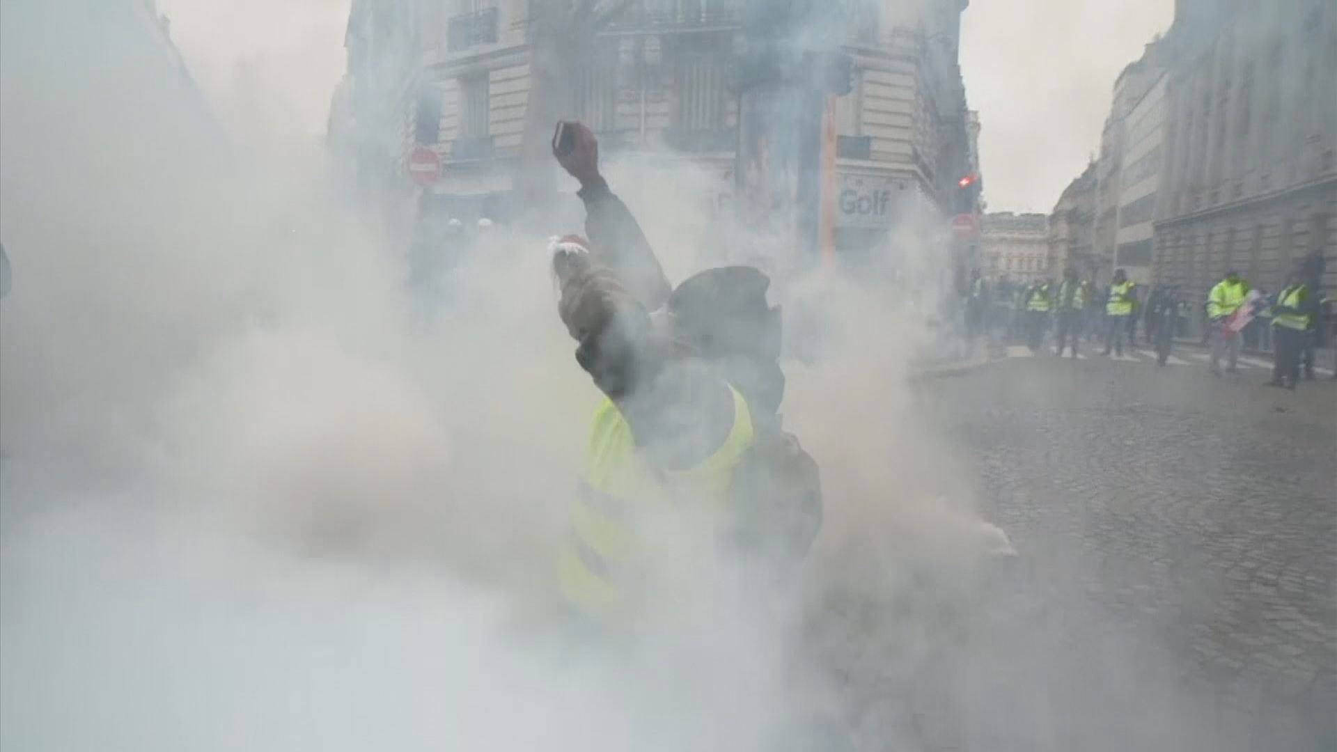 據報法國警方發射橡膠子彈驅散示威者