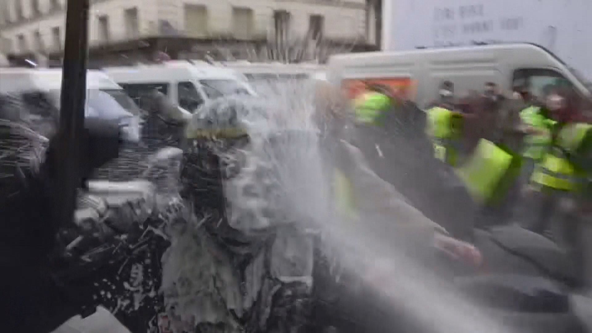 法國黃背心示威持續　一度爆發衝突