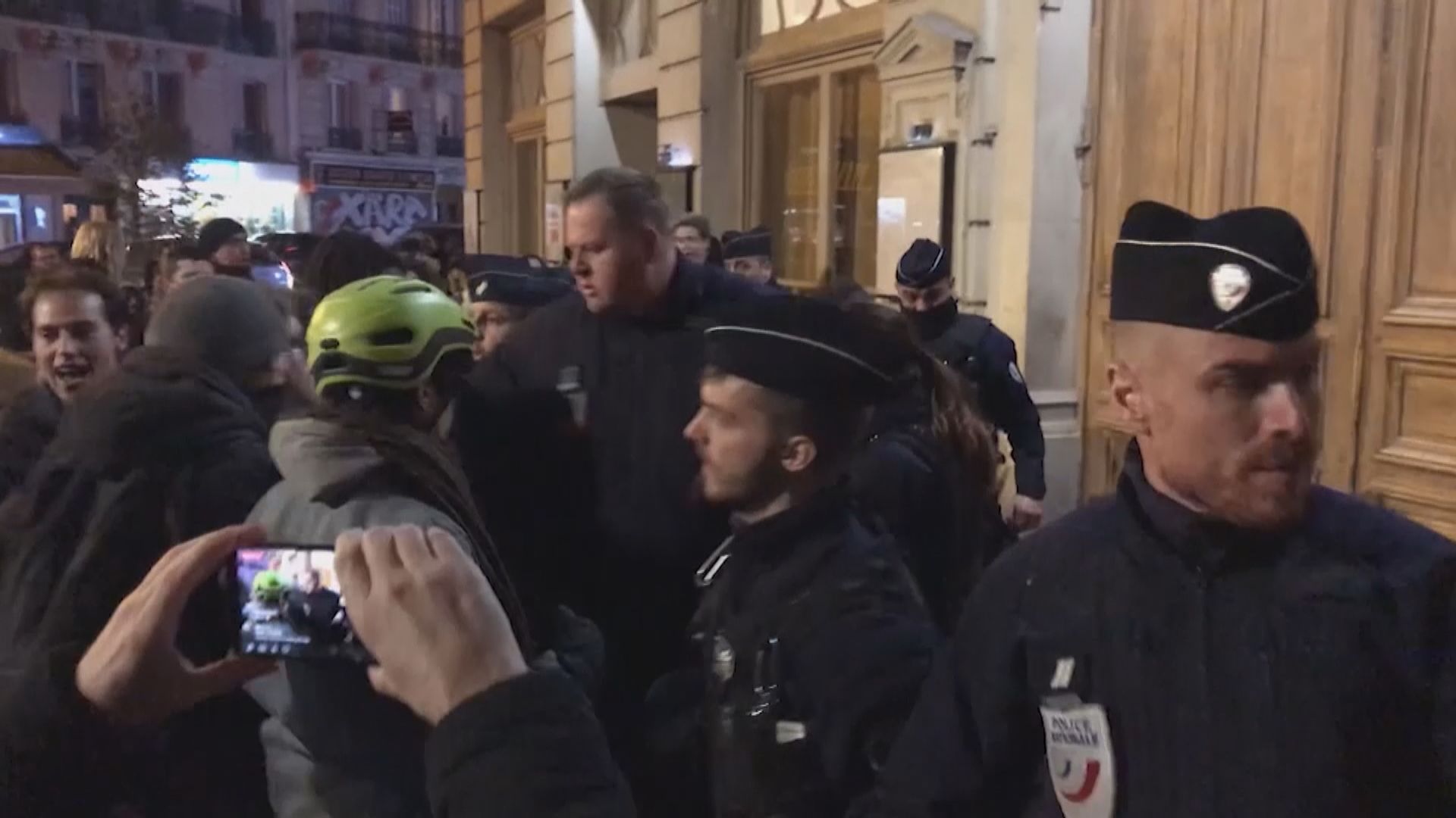 法國示威者包圍劇院　馬克龍當時在內