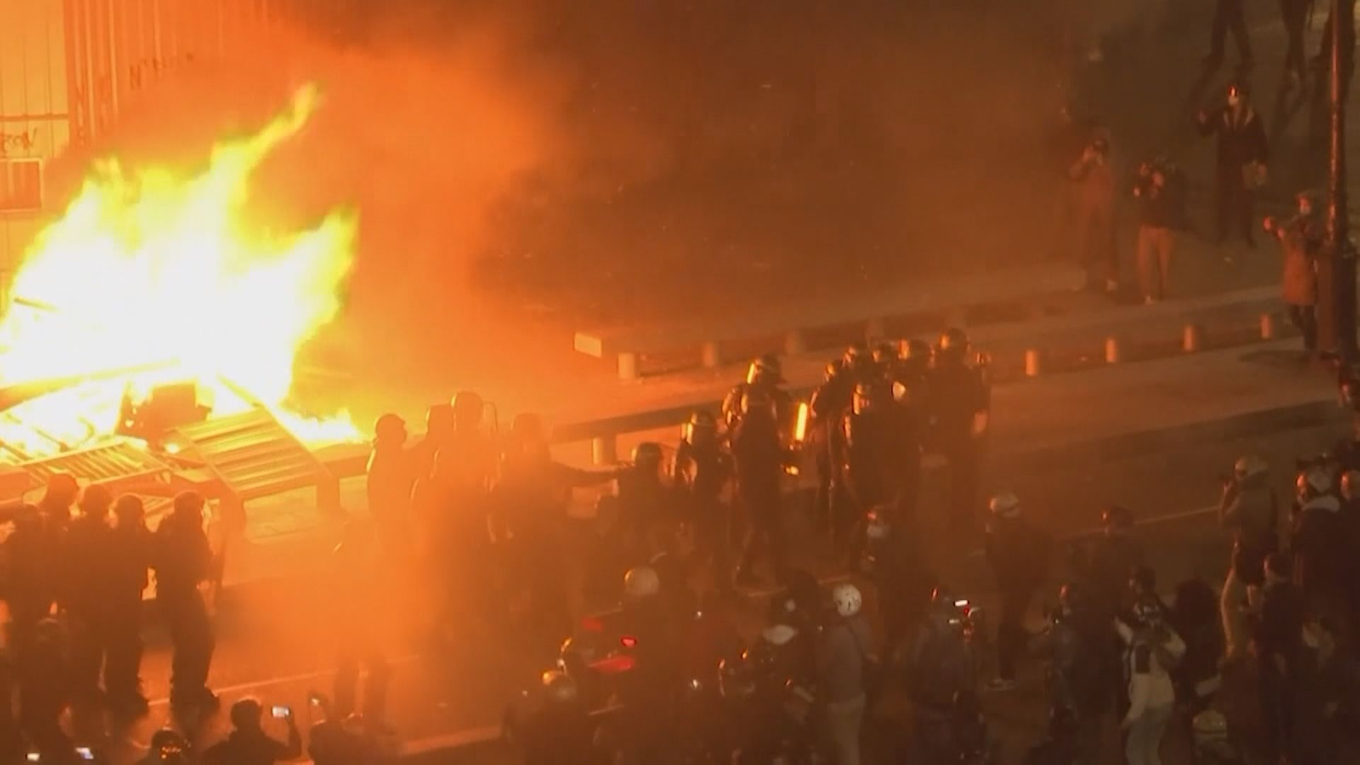 法國多地示威反對保護警察法案