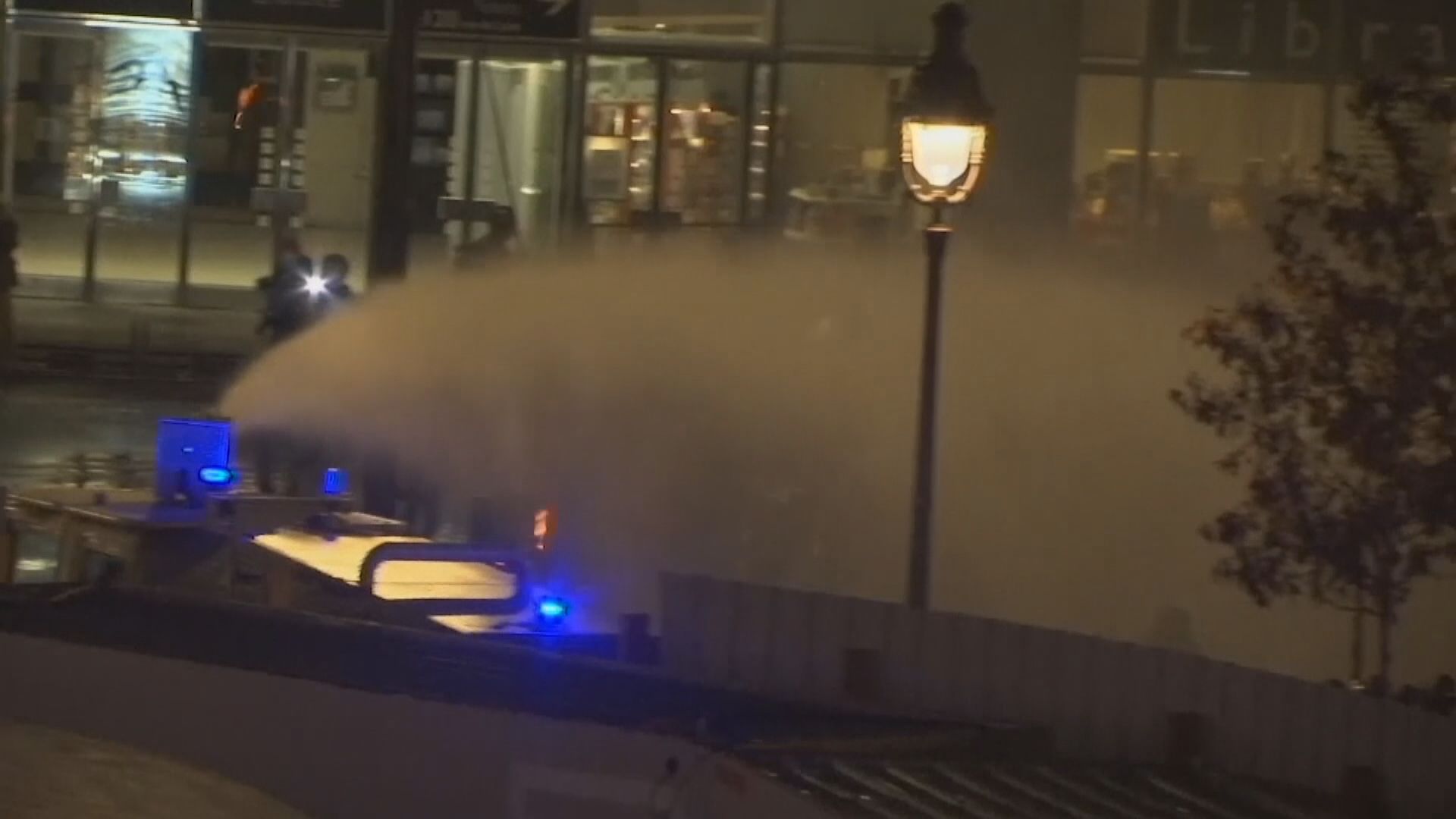 法國巴黎示威持續至入夜　警方出動水炮車驅散