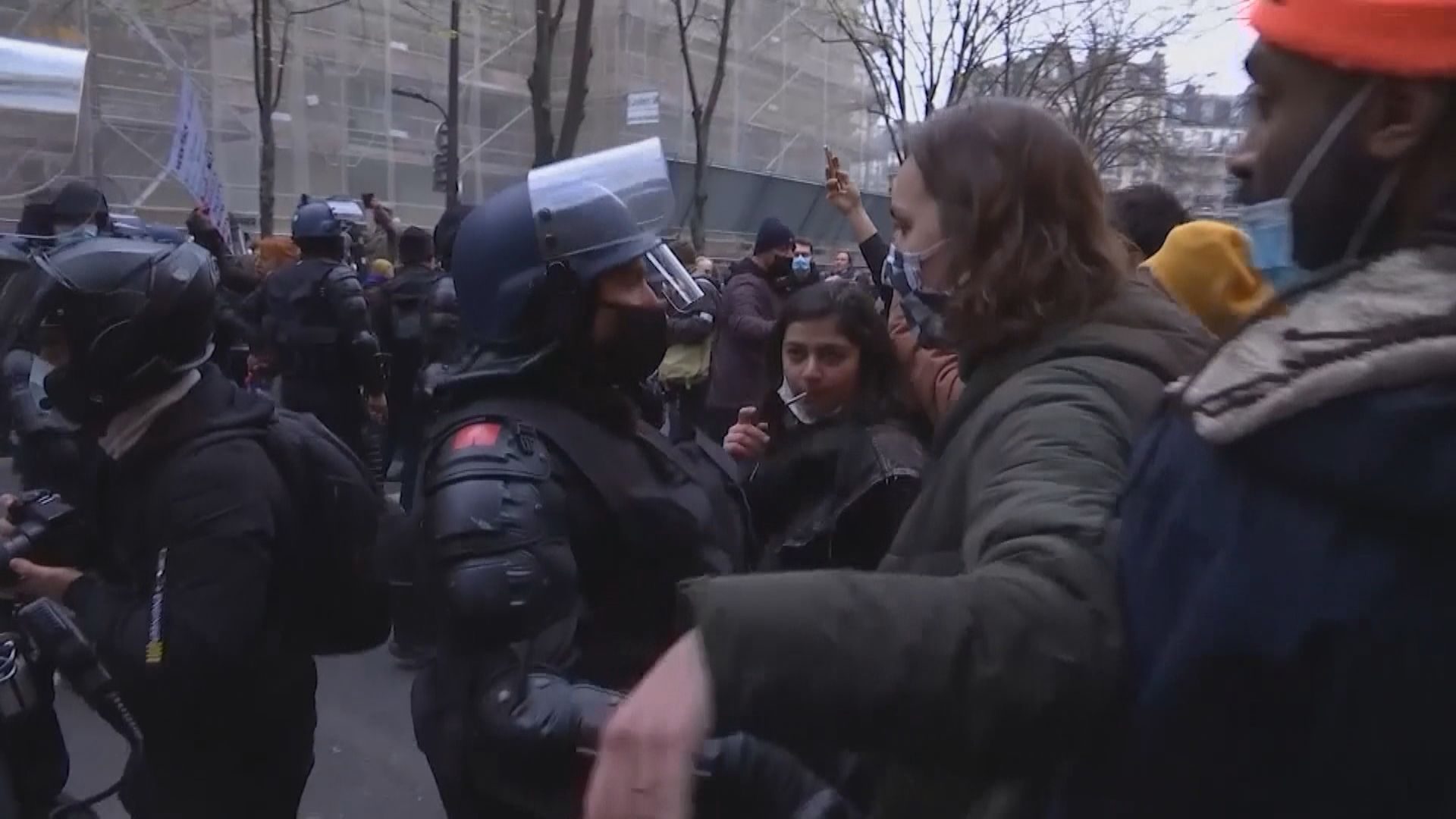 法國巴黎數千民眾上街　有人縱火燒車