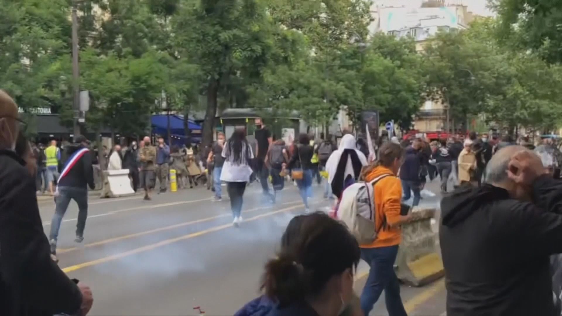 巴黎民眾反對健康通行證　與警方發生衝突