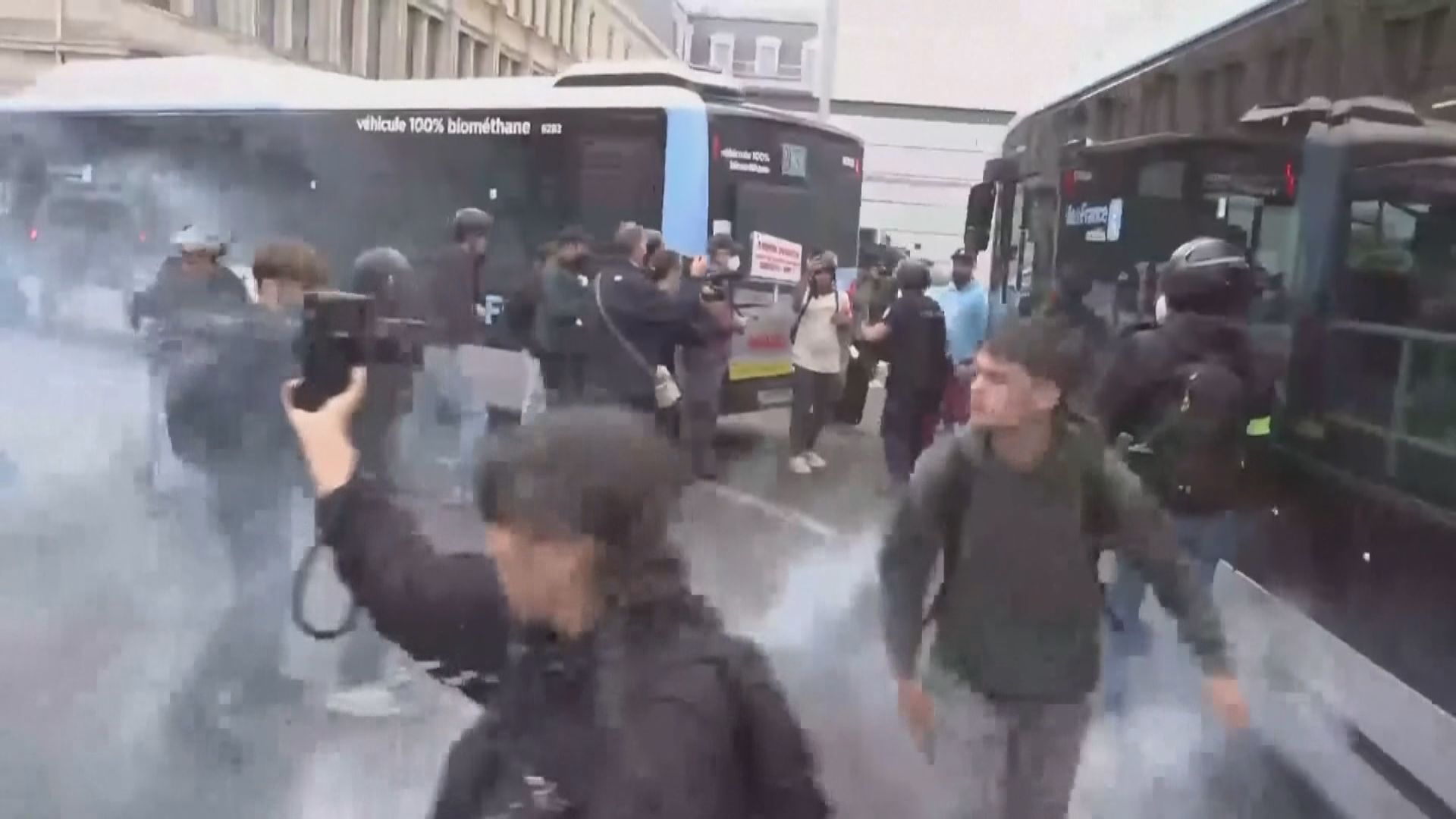 法國多地爆「封鎖一切」示威　多人被捕