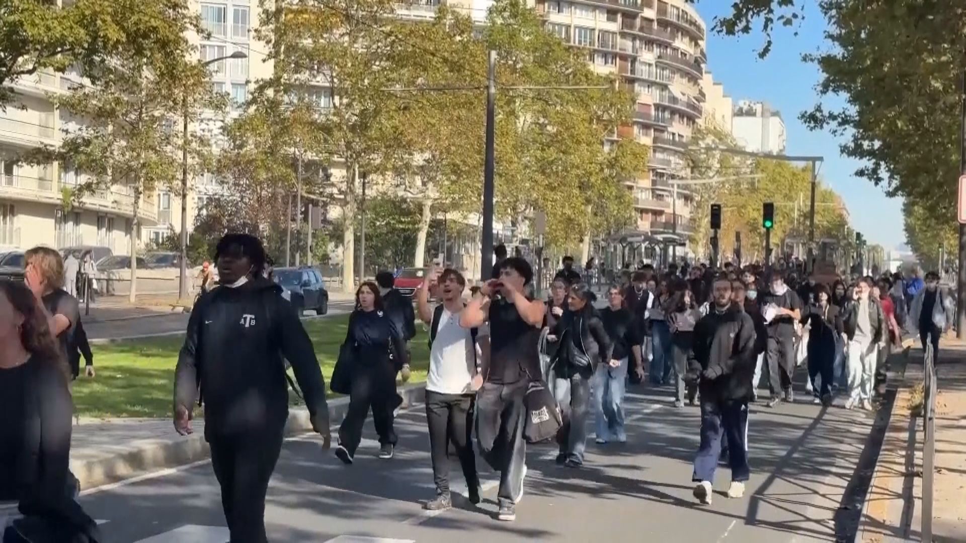 法國學運持續　有學生與警衝突期間撿閃光彈遭炸斷手