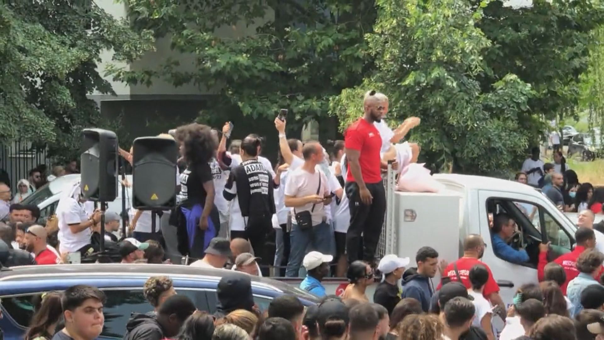 法國青年被警射殺釀示威180人被捕 開槍警員涉故意殺人被正式調查