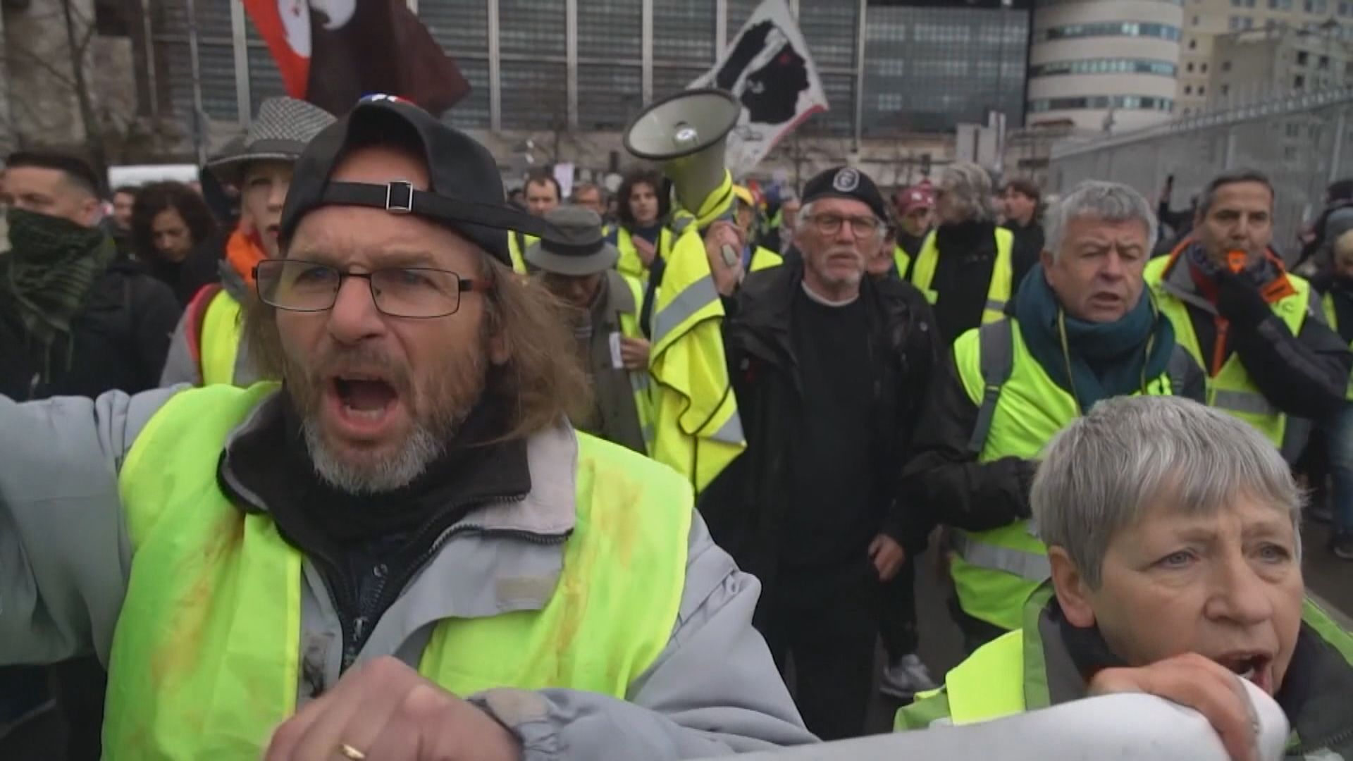 法國黃背心示威者抗議政府改革退休金制度