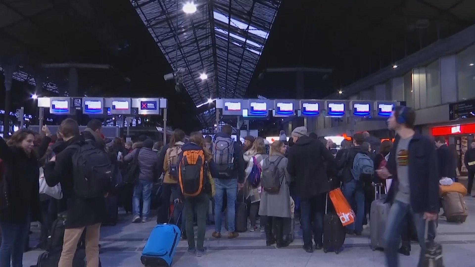 法國大罷工持續　大批出外度假旅客受影響