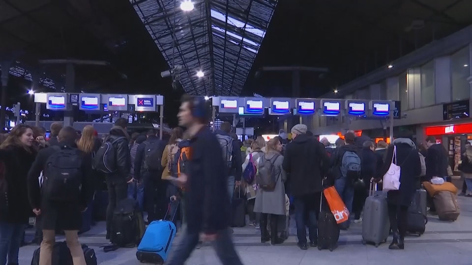 法國有煉油廠開始停產抗議退休改革