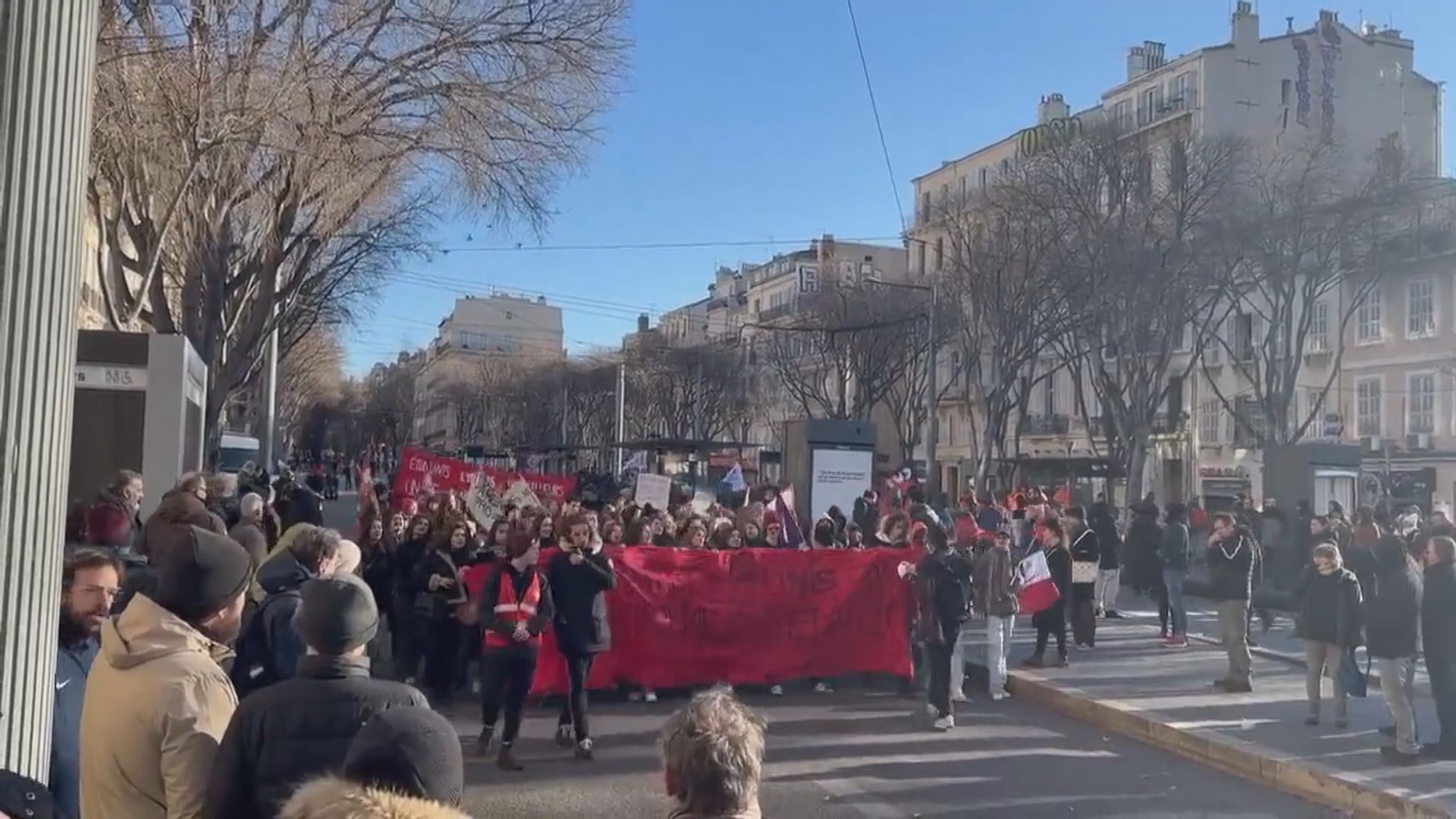 法國多行業大罷工抗議政府計劃上調退休年齡至64歲