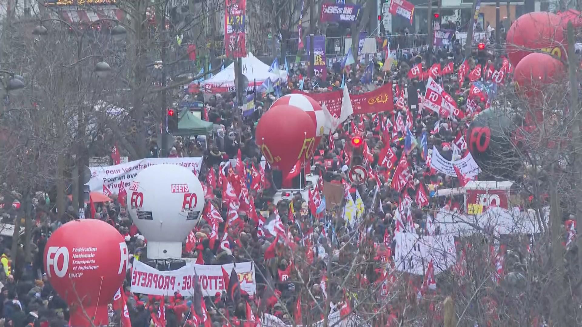 巴黎警方一度施放催淚氣體驅散反對退休改革示威者