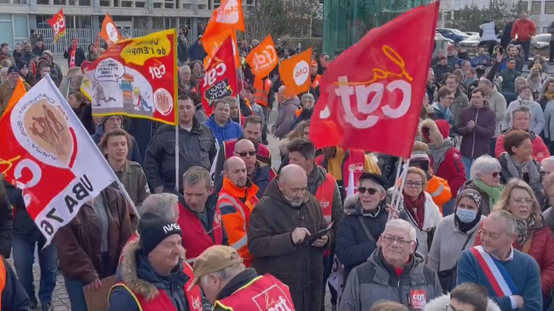 法國再有大規模罷工抗議政府計劃推遲退休年齡　街頭現零星衝突