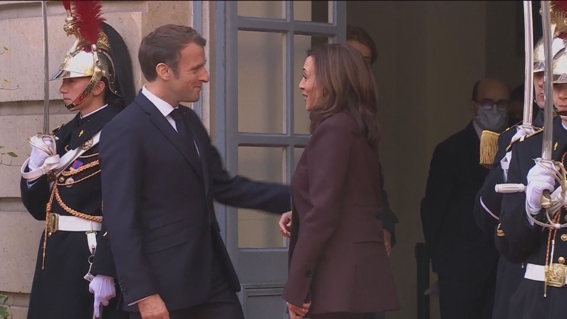 美副總統賀錦麗訪法國與總統馬克龍會面