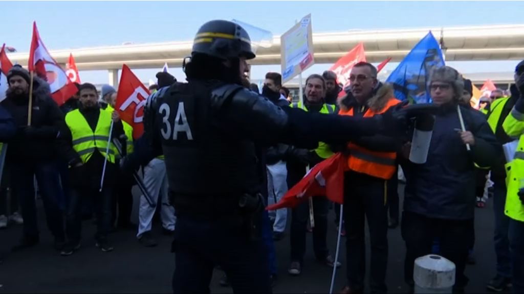 法航員工罷工　半數長途航班取消