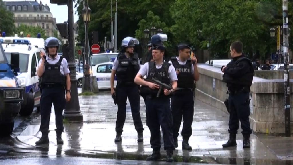 巴黎聖母院男子襲警後被槍傷制服