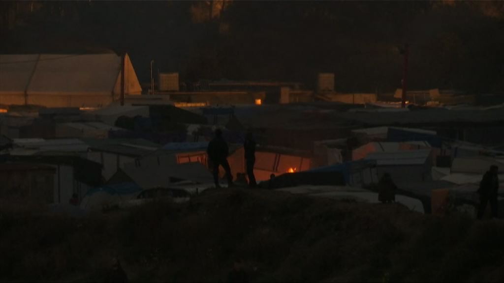 加來難民營遷拆首天續有難民縱火