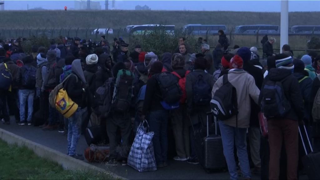 法國開始搬遷聚居加來難民