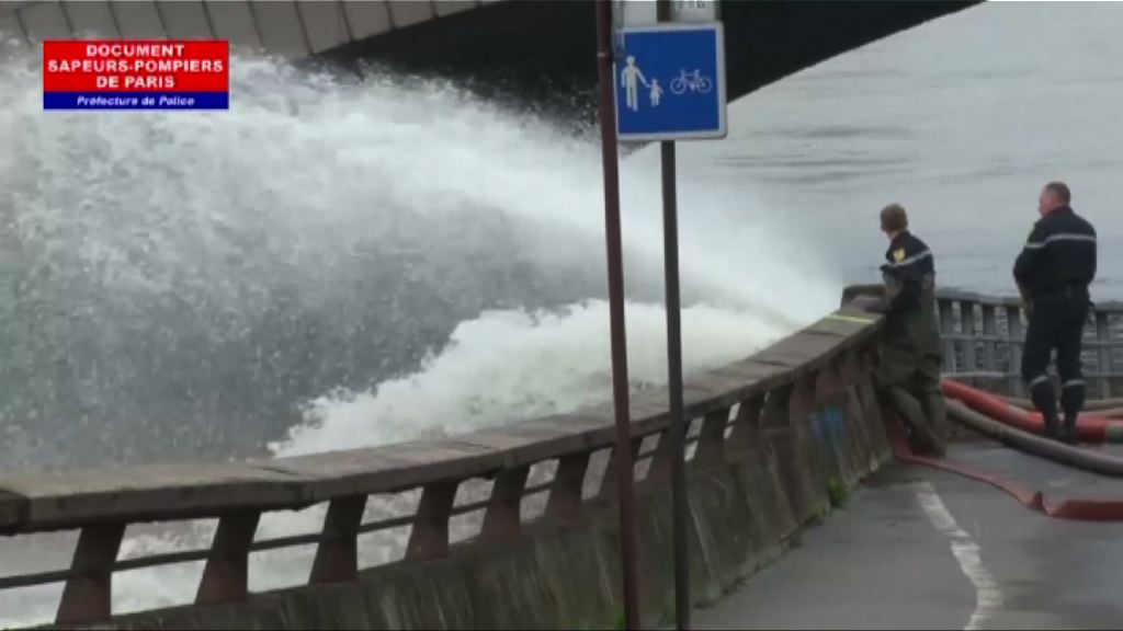 巴黎當局派員排走水浸道路積水
