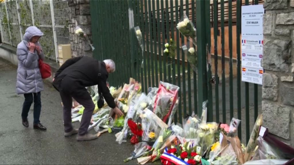 法國南部恐襲案　憲兵基地下半旗民眾獻花致哀