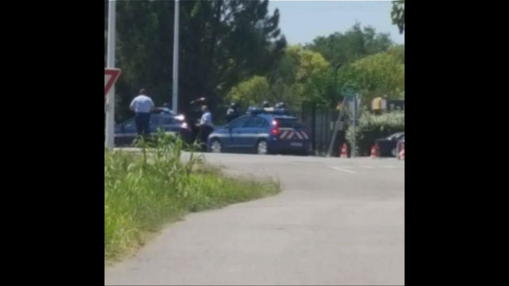 法國南部有持刀男子闖入酒店