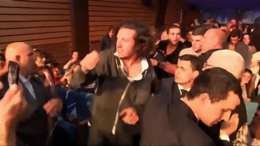 瑪麗勒龐造勢集會遭民眾示威