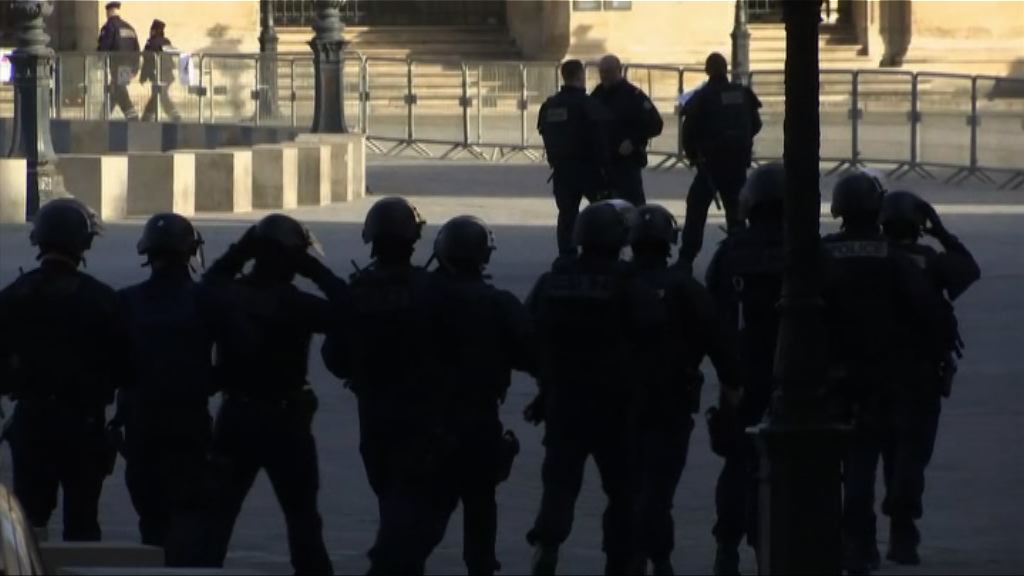 男子羅浮宮持刀襲擊軍人　法國：事件疑似恐襲