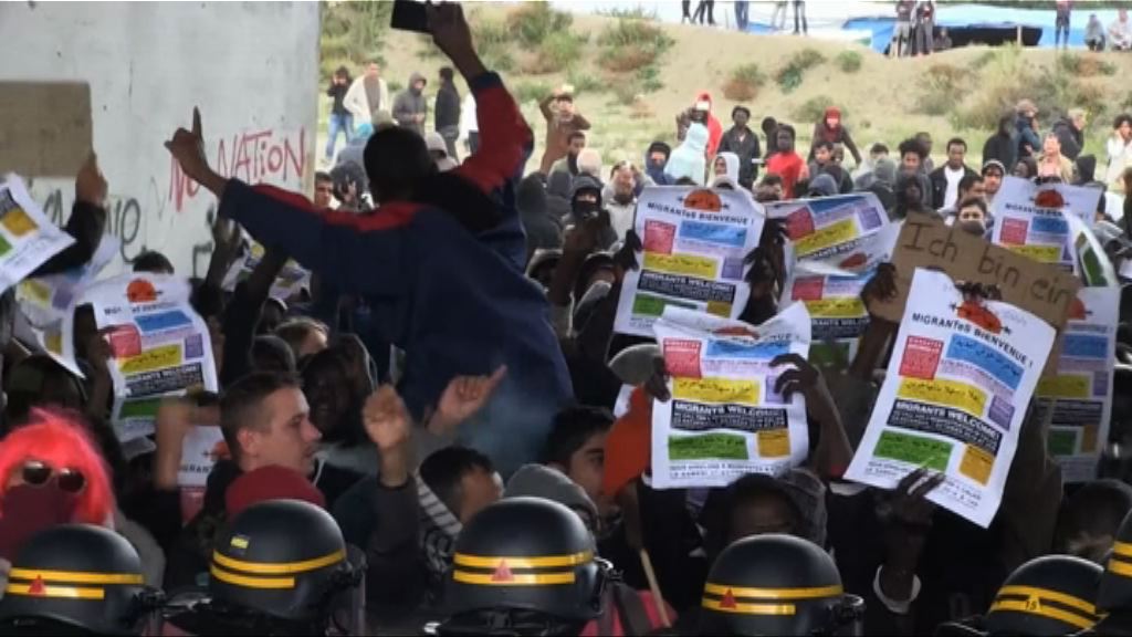 法國加來數百示威者聲援難民