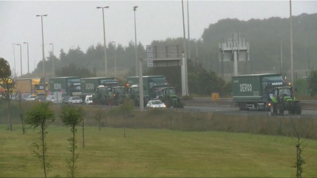 法國加萊有示威要求清拆難民營