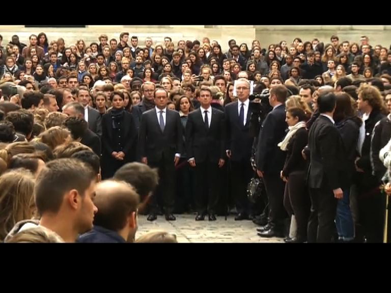 法國全國默哀悼襲擊死難者