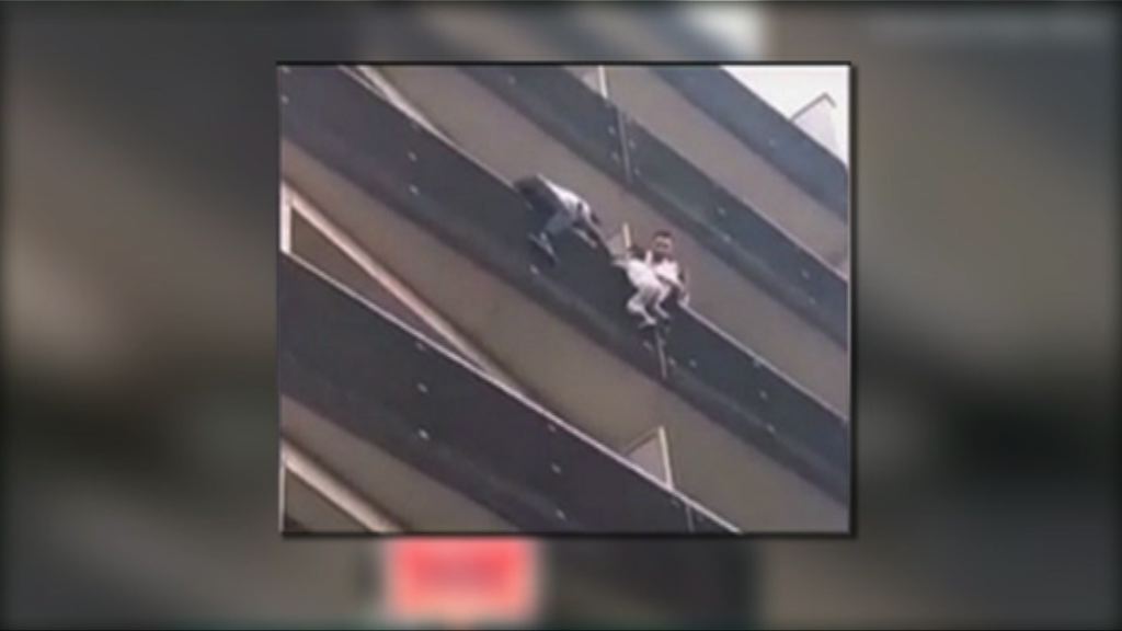 巴黎男子徒手爬上四樓救小孩