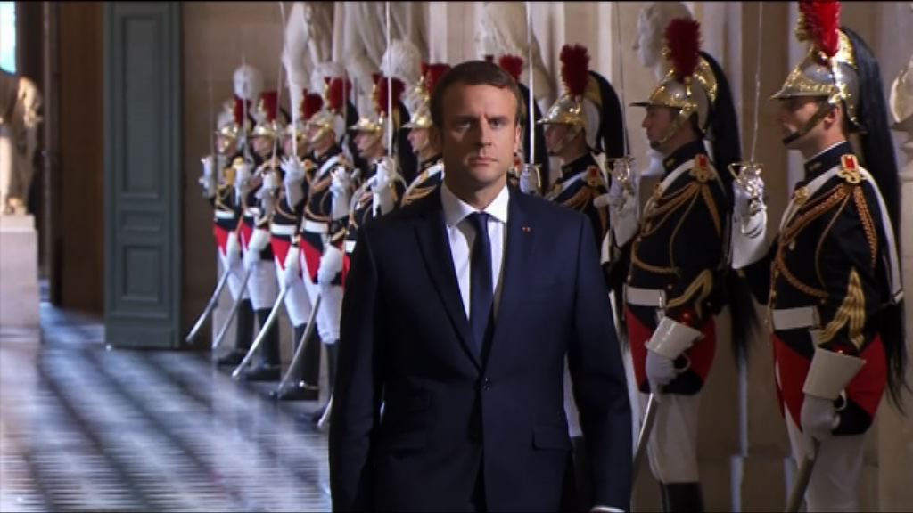 馬克龍凡爾賽宮發表演說被批態度如君臨天下