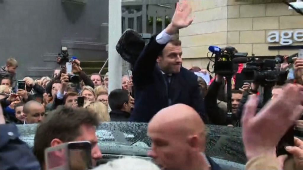 法國總統選舉　馬克龍偕同妻子前往投票