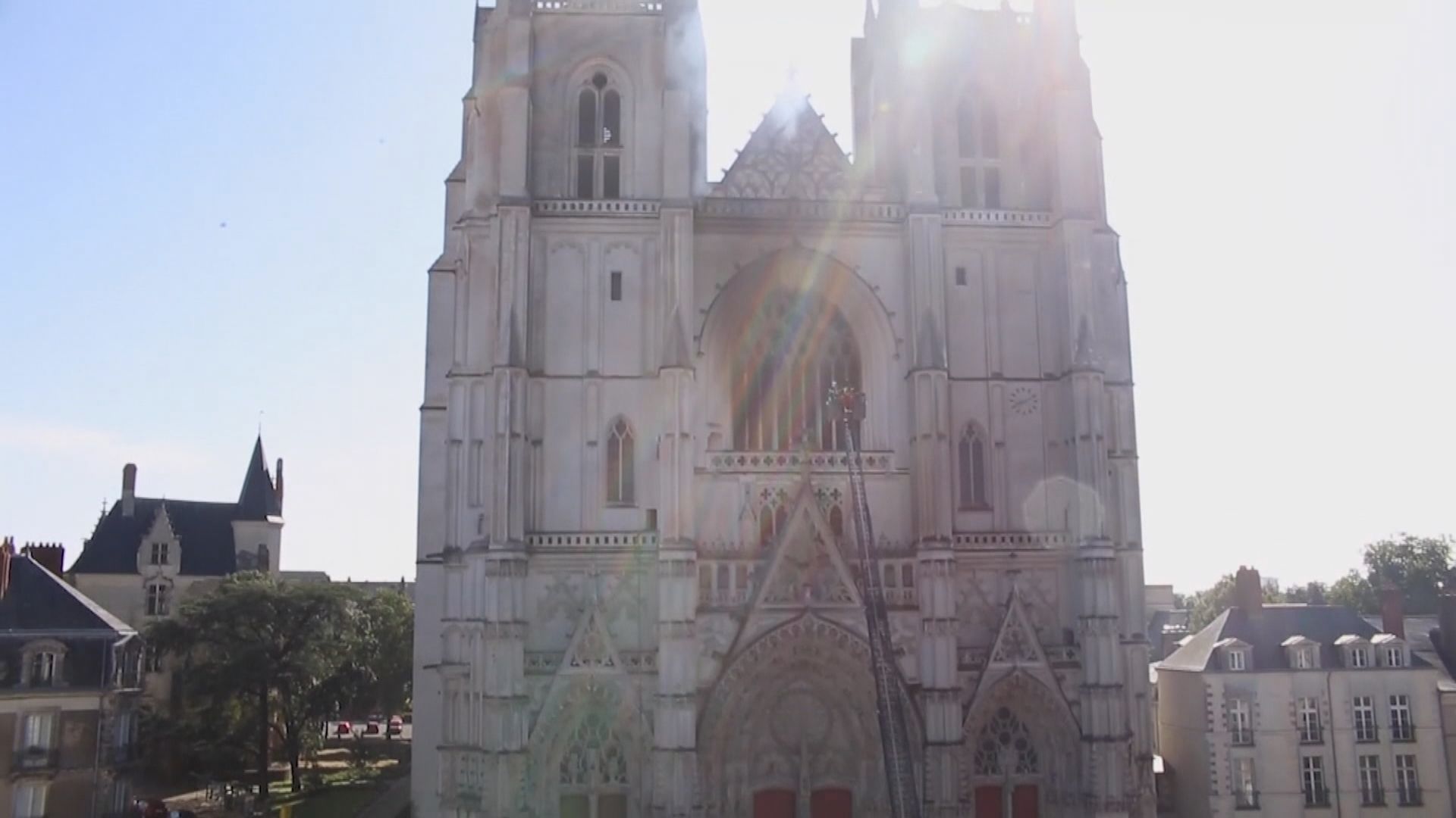 法國總理視察南特主教座堂疑遭縱火現場