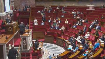 法國暴雨下國民議會屋頂漏水