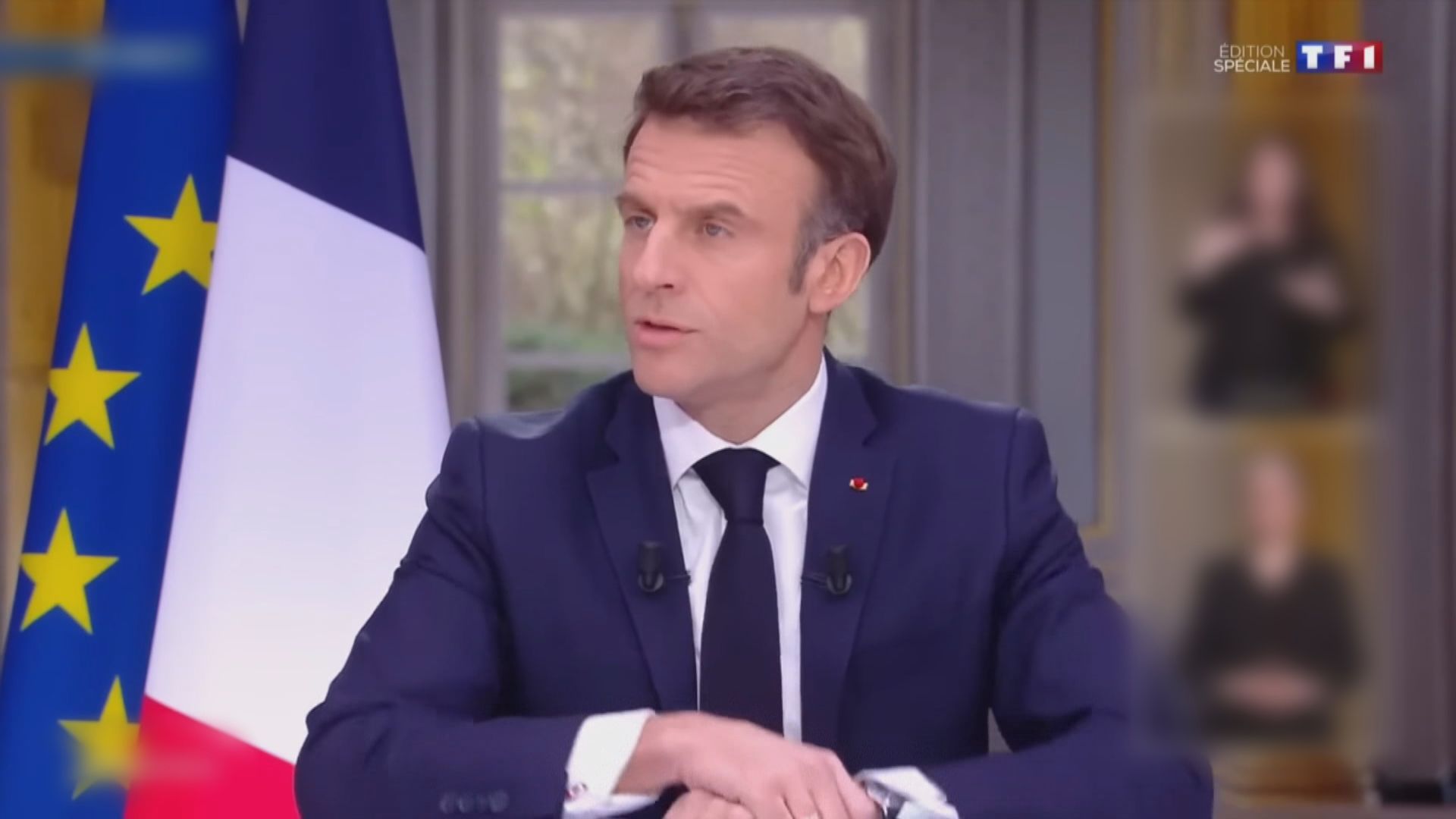 馬克龍受訪期間脫下手表　被質疑再度展現「富人總統」姿態