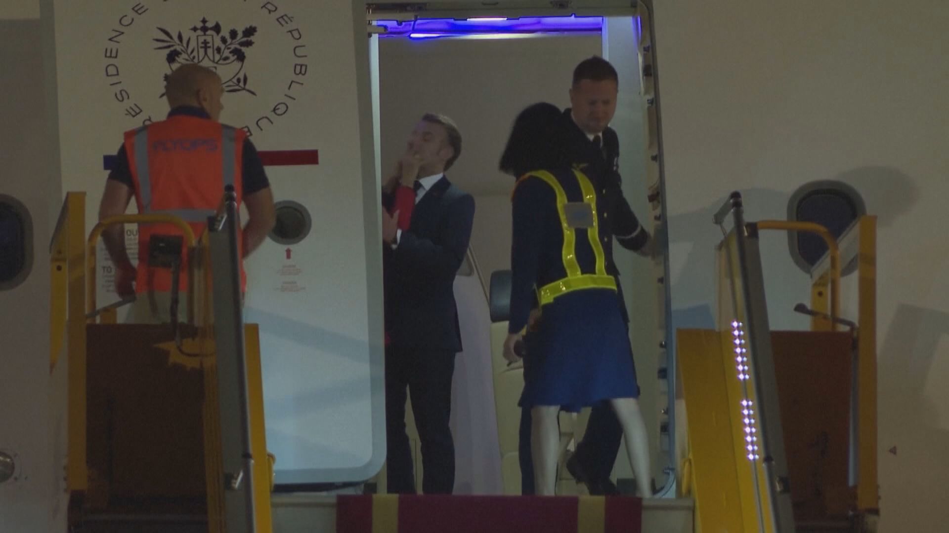 馬克龍出訪越南疑遭夫人推開惹熱話