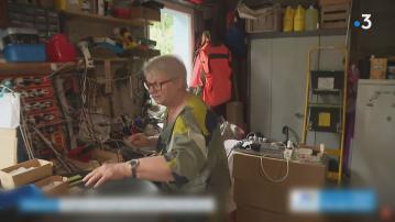 法國婆婆開放自家車庫成「媽咪充電站」　免費為移民電話充電