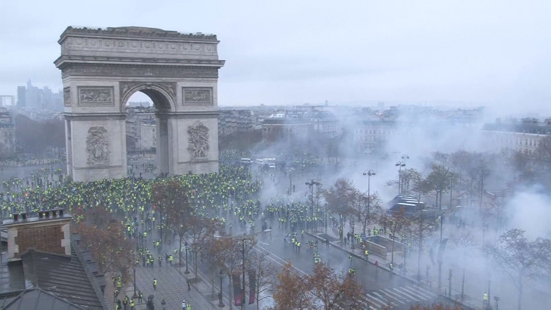 法國巴黎再有示威抗議上調燃油稅