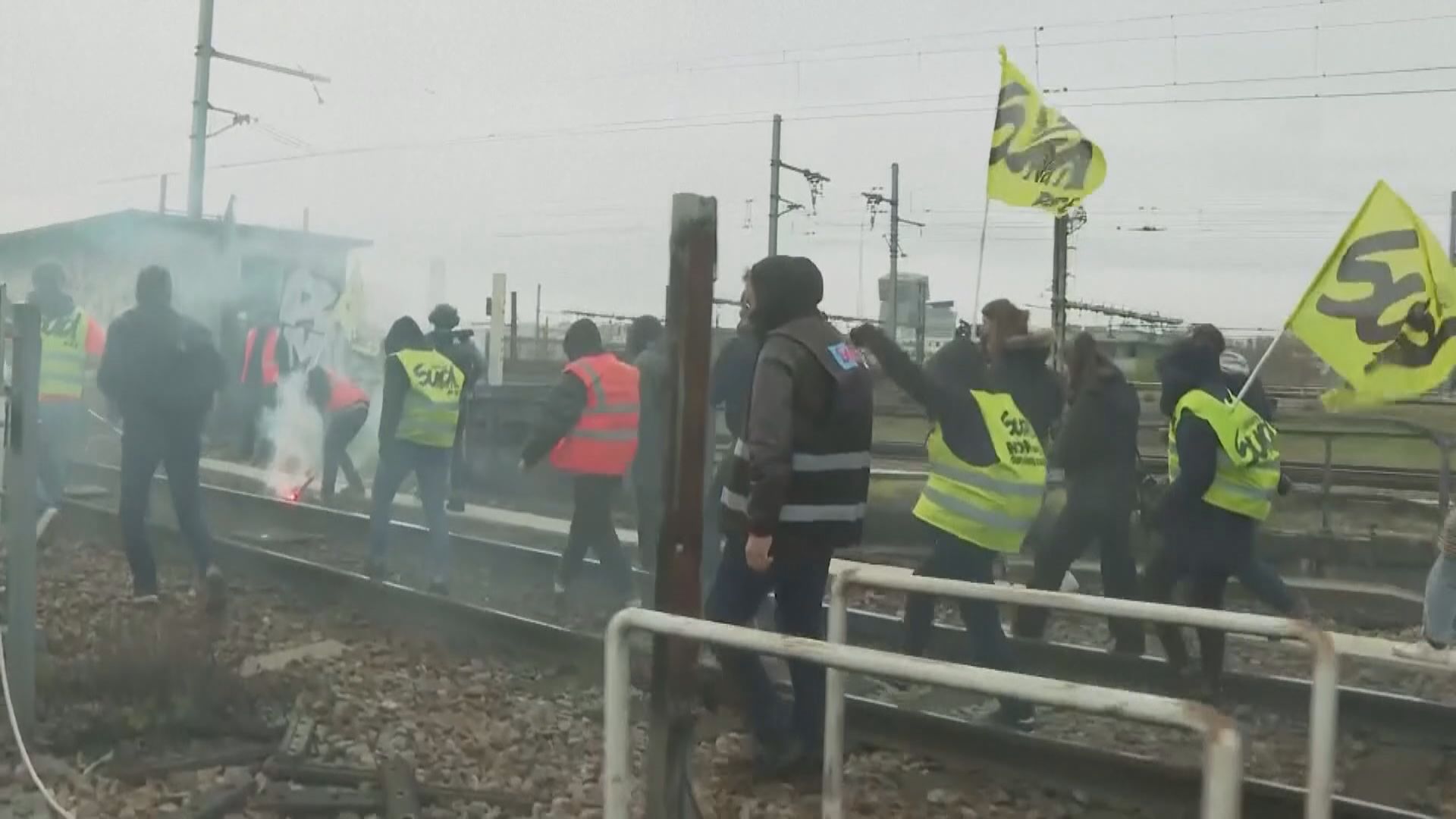 法國民眾繼續上街抗議退休改革