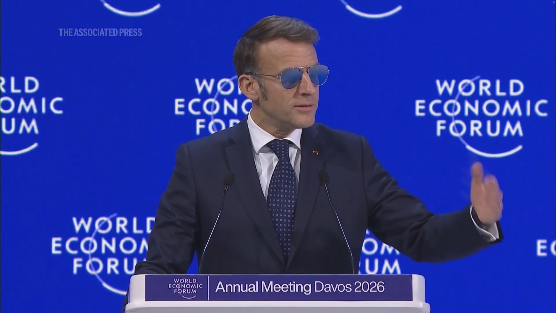 馬克龍墨鏡造型現身世界經濟論壇　據報自比是決心象徵的「虎眼」