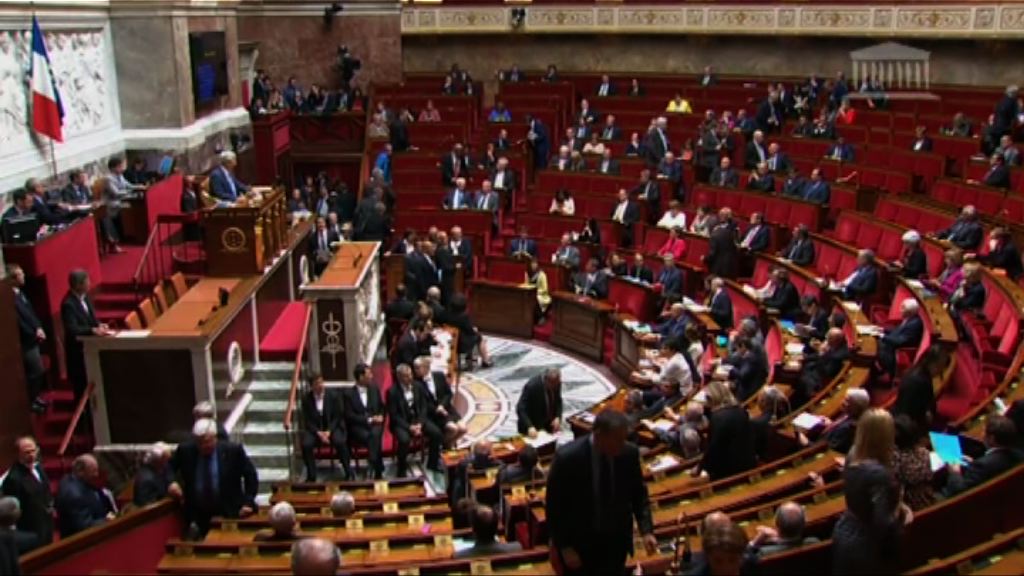 法國政府繞過國會硬推勞動法改革