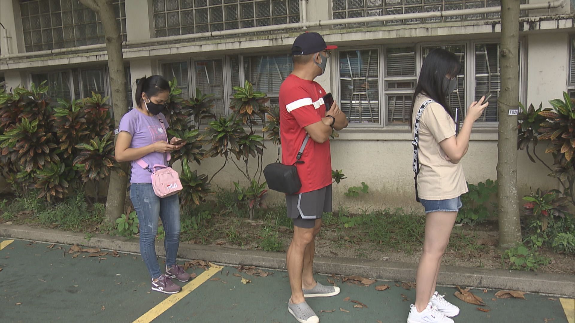 有檢測中心星期日預約爆滿　一家大小和外傭趁放假檢測