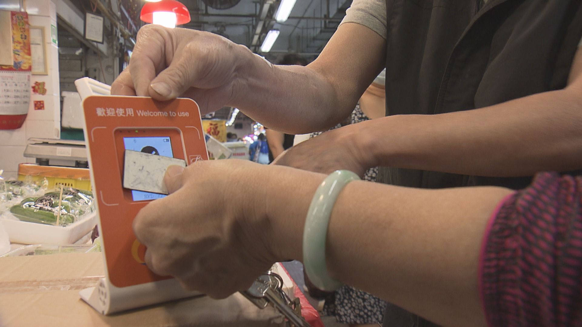 陳茂波︰經濟初見起色　冀消費券下年半締造零售良機