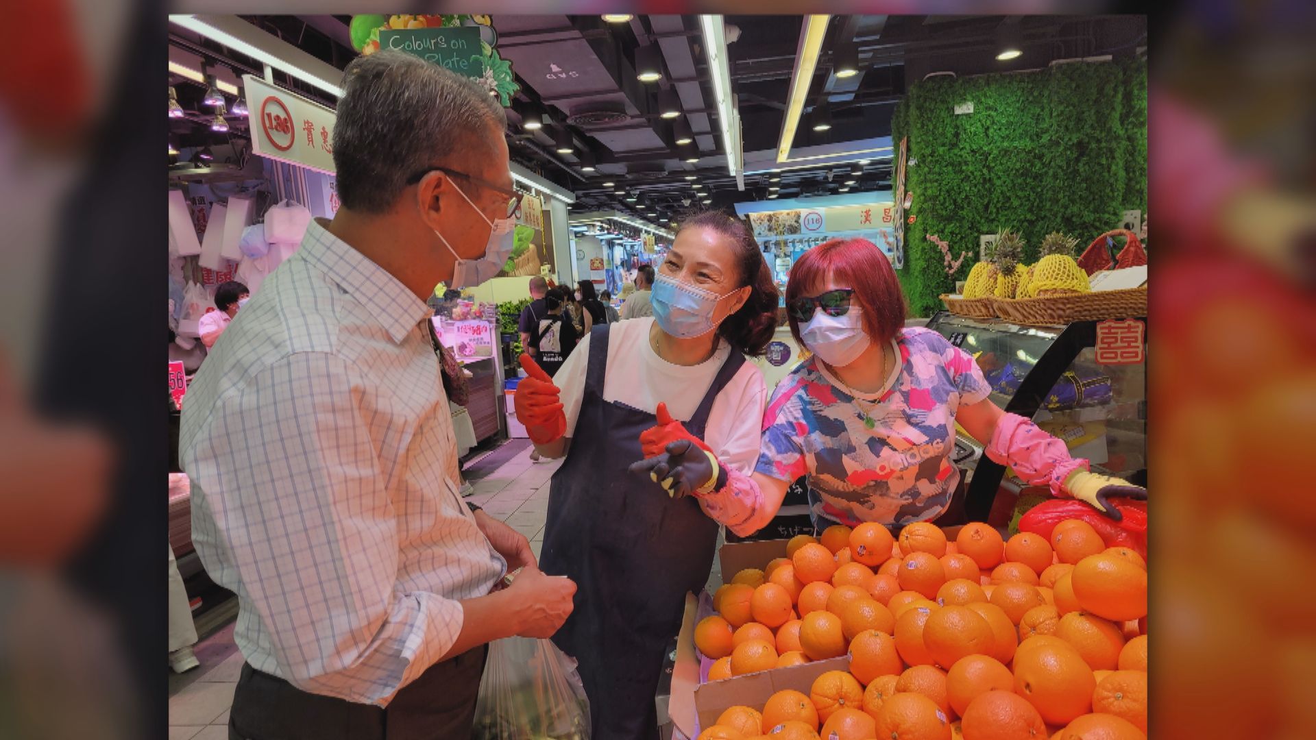 陳茂波周末到街市了解市道及電子支付應用情況