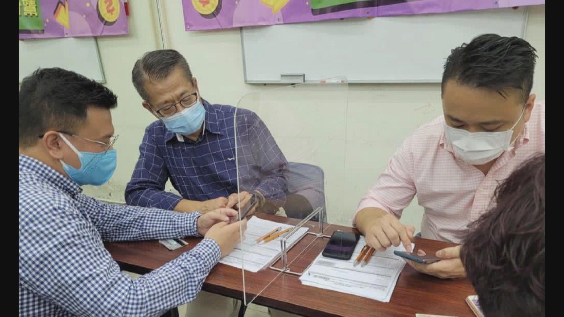 陳茂波早上落區宣傳並協助市民網上登記電子消費券