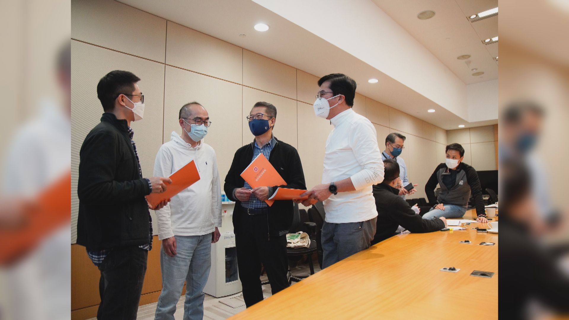 新一份預算案封面為橙色　陳茂波：對香港未來充滿信心和期盼