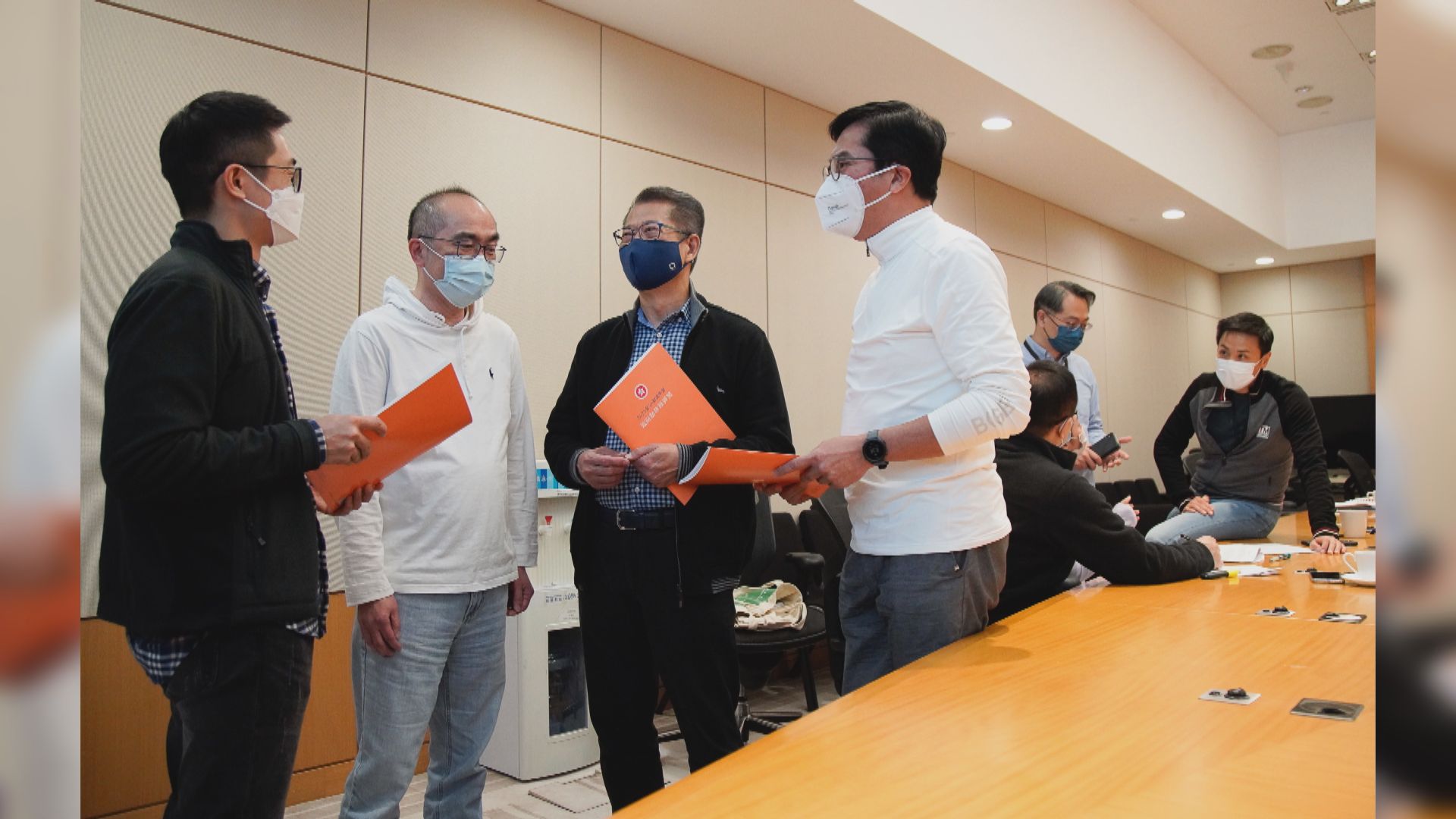 新一份預算案封面為橙色　陳茂波：經濟復甦仍需鞏固